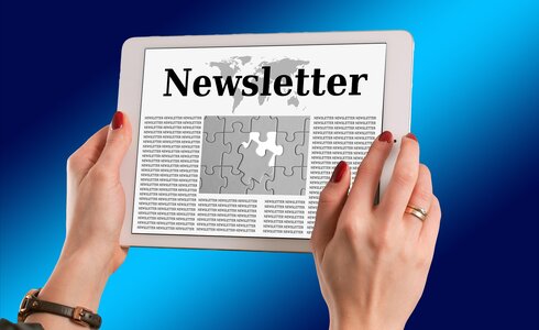 pixabay_Gert Altmann Hände halten ein Tablet mit dem Titel „Newsletter“ und einem Puzzlestück.