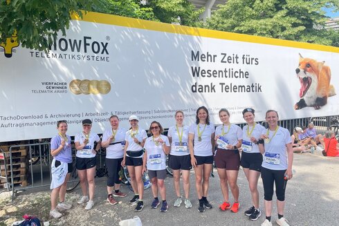Eine Gruppe von zehn Personen mit Medaillen nach einem Wettkampf.
