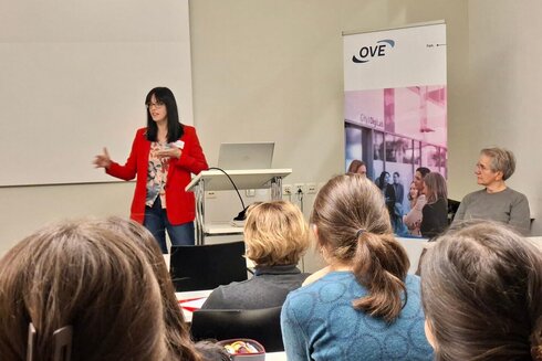 Nicole Amberg als Vortragende im Hörsaal