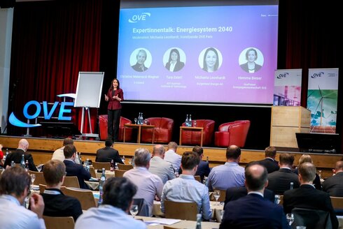 Diskussionsrunde mit vier Frauen auf dem Podium