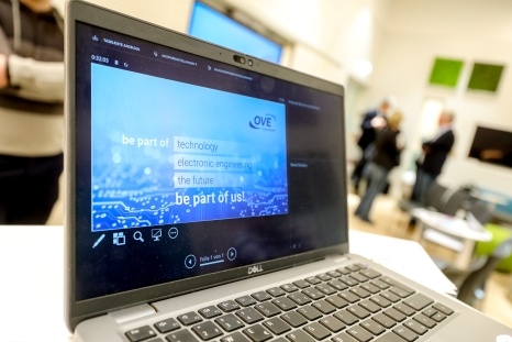 Laptop mit der Aufforderung: "Sei Teil der Technologie und der Zukunft!"