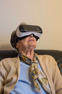 Seniorin mit VR-Brille