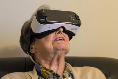 Seniorin mit VR-Brille