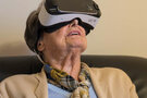 Seniorin mit VR-Brille