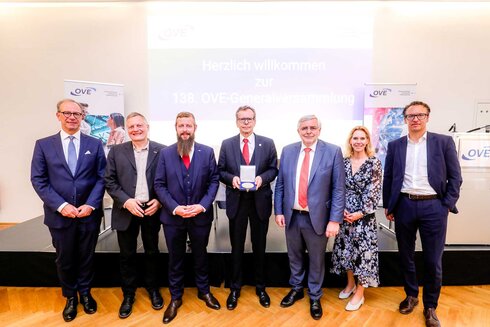 Sieben Personen stehen zusammen bei der 138. OVE-Generalversammlung.