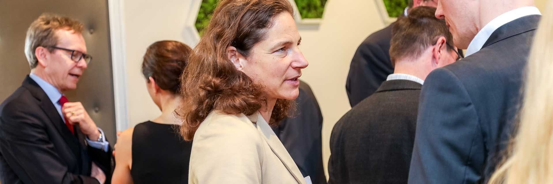 Eine Frau spricht mit einem Mann in einer eleganten Veranstaltung.