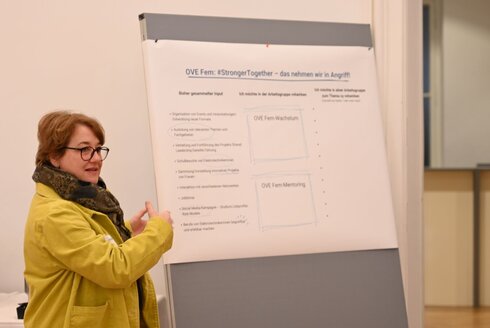 Frau vor Pinwand