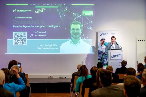 Eine Präsentation mit Nico Terjini, CEO von Danube Dynamics, vor Publikum.