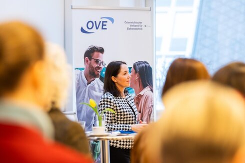 Business-Frau vor Roll-up