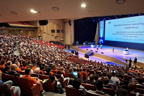 Vielzahl von Teilnehmern in einem großen Auditorium während einer Preisverleihung.