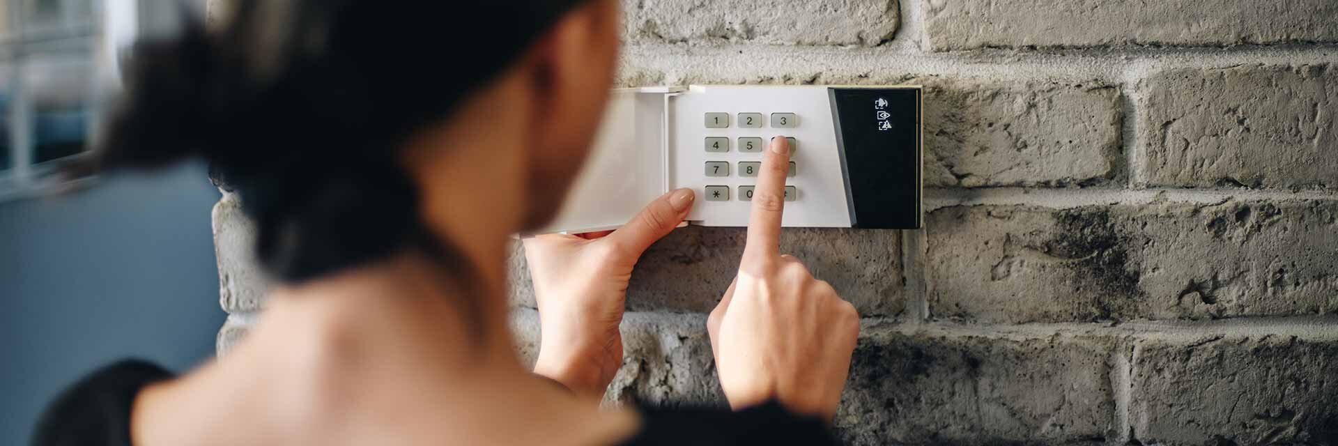 Frau mit Alarmsystem ÖZS Zertifizierung für Sicherheitsanlagen