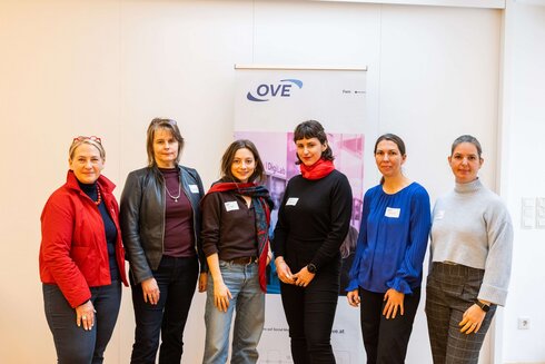 Frauen vor einem Roll-up