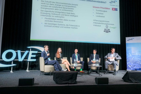 Podiumsdiskussion mit Experten zur Zukunft der Energieversorgung und Flexibilität.