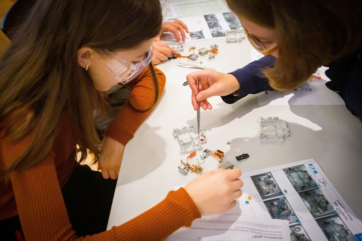 Krisensichere Berufe: Girls! TECH UP gibt Einblick in Welt der Technik - OVE