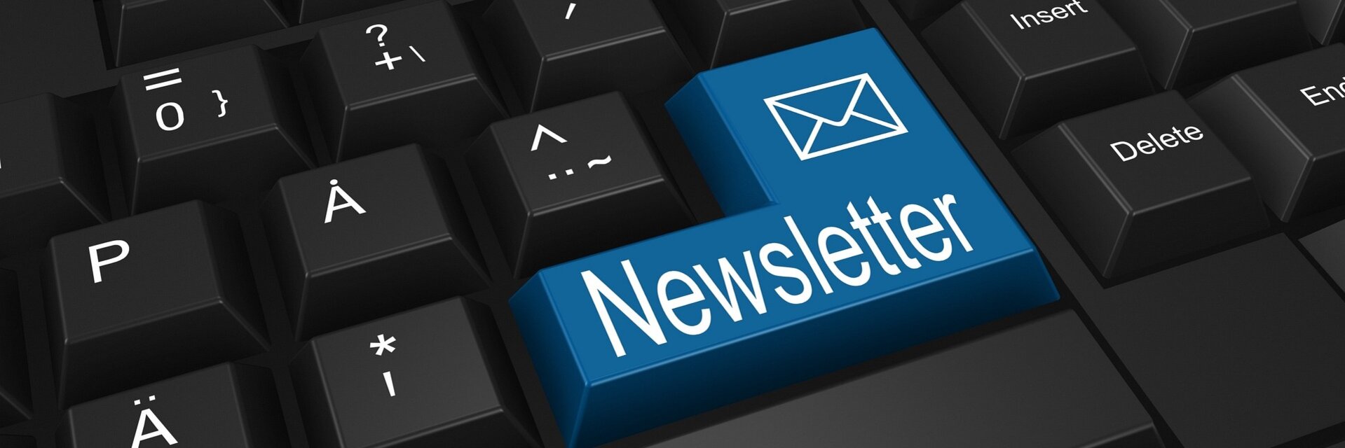 Tastatur mit hervorgehobenem Schlüssel für "Newsletter" und E-Mail-Symbol.