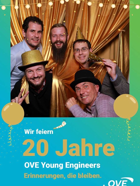 Fünf Männer feiern zusammen 20 Jahre OVE Young Engineers vor goldenem Hintergrund.