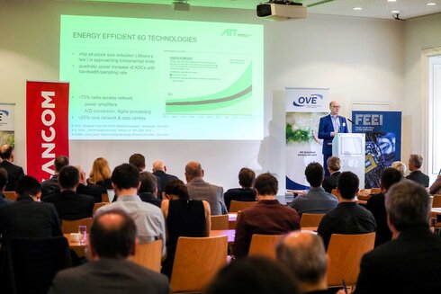 Ein Redner präsentiert Daten zu energieeffizienten Technologien vor einem Publikum.