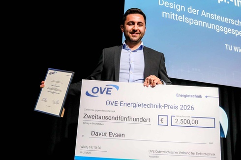 Mann hält Preis und Urkunde für den OVE-Energietechnik-Preis 2026.