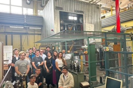 Gruppe von Studierenden in einem Labor für elektrische Maschinen.