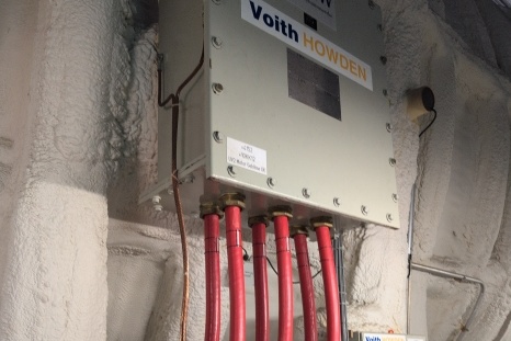 Kennzeichnung eines Geräts mit roten Schläuchen in einer industriellen Umgebung.