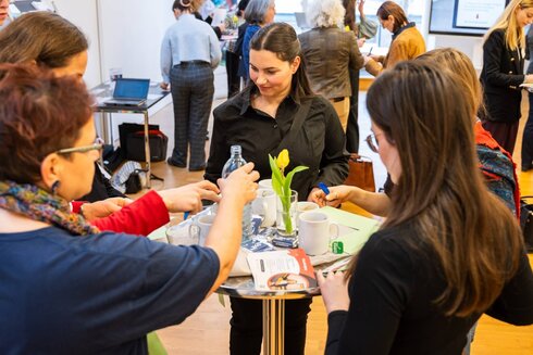 Frauen bei einer Gruppenarbeit