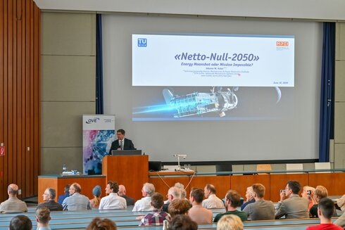 Präsentation zum Thema „Netto-Null-2050“ vor einem Publikum in einem Hörsaal.