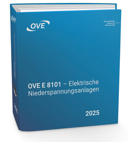 Blauer Ordner mit dem Titel „OVE E 8101 – Elektrische Niederspannungsanlagen, 2025“.