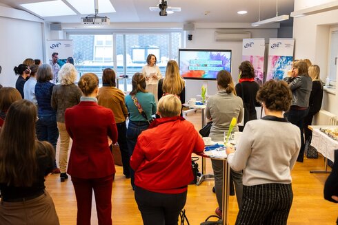 Netzwerktreffen von Frauen, Frauen von hinten