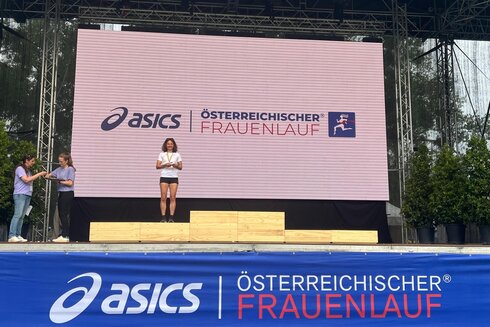 Eine Läuferin erhält eine Auszeichnung beim Österreichischen Frauenlauf.