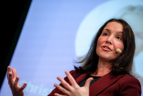 Michaela Leonhardt, Vorsitzende von OVE Fem, beim Vortrag