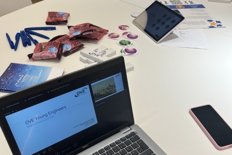 Laptop mit Präsentation über OVE Young Engineers auf einem Tisch.