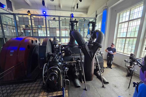 Historische Maschinen in einem technischen Museum, Besucher betrachten die Ausstellungsstücke.
