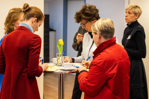 Frauen bei einer Gruppenarbeit