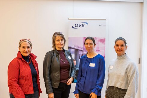 Frauen vor einem Roll-up