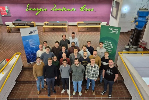 Gruppenfoto von Teilnehmern vor einem Banner im Energielzentrum Grez.