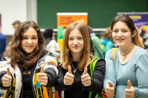 Erlebnistag Girls Tech Up in Graz 2024 Daumen hoch 2