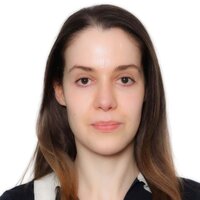Porträt einer Frau mit langen, glatten Haaren und einem herzförmigen Anhänger.