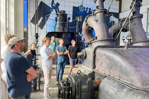 Gruppenerklärung zu historischen Maschinen in einem Ausstellungsraum.