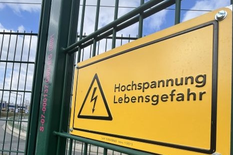 Achtung: Hochspannung, Lebensgefahr - bitte Sicherheitsvorkehrungen beachten.