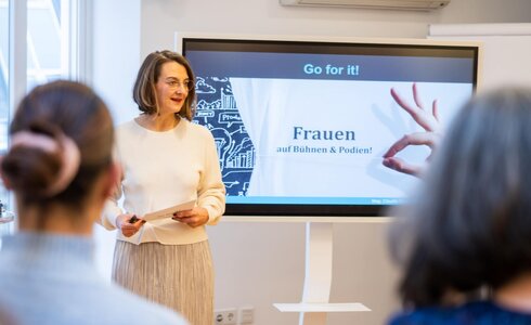 Frau als Vortragende bei einem Netzwerktreffen