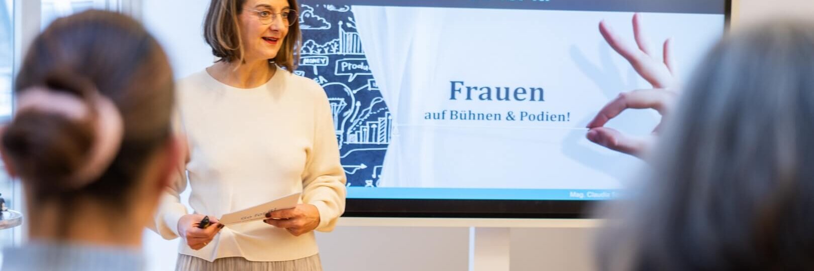 Frau als Vortragende bei einem Netzwerktreffen