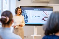 Frau als Vortragende bei einem Netzwerktreffen