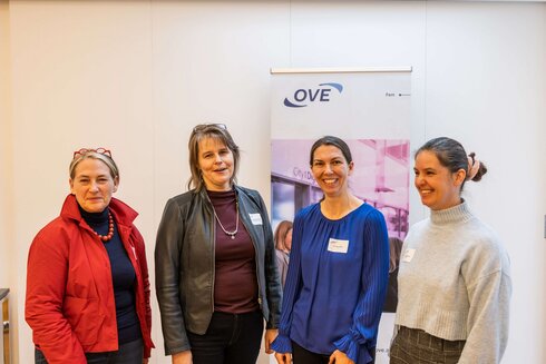 Frauen vor einem Roll-up