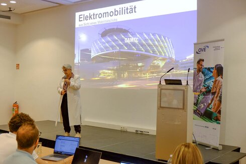 Ein Referent präsentiert zum Thema Elektromobilität vor einem Publikum.