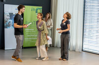 Vier Menschen spielen Impro-Theater