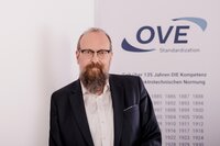 Christian Gabriel leitet die Lerhveranstaltung "Normung und Recht in der Elektrotechnik"