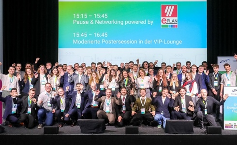 Gruppenfoto von Teilnehmern einer Networking-Veranstaltung mit prall gefülltem Programm.