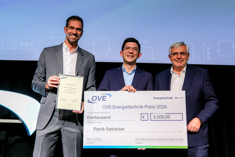 Drei Personen halten einen Scheck über 3.000 Euro für den OVE-Energietechnik-Preis.