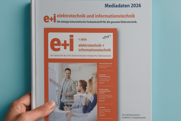 Hand hält eine Broschüre über Elektrotechnik und Informationstechnik.