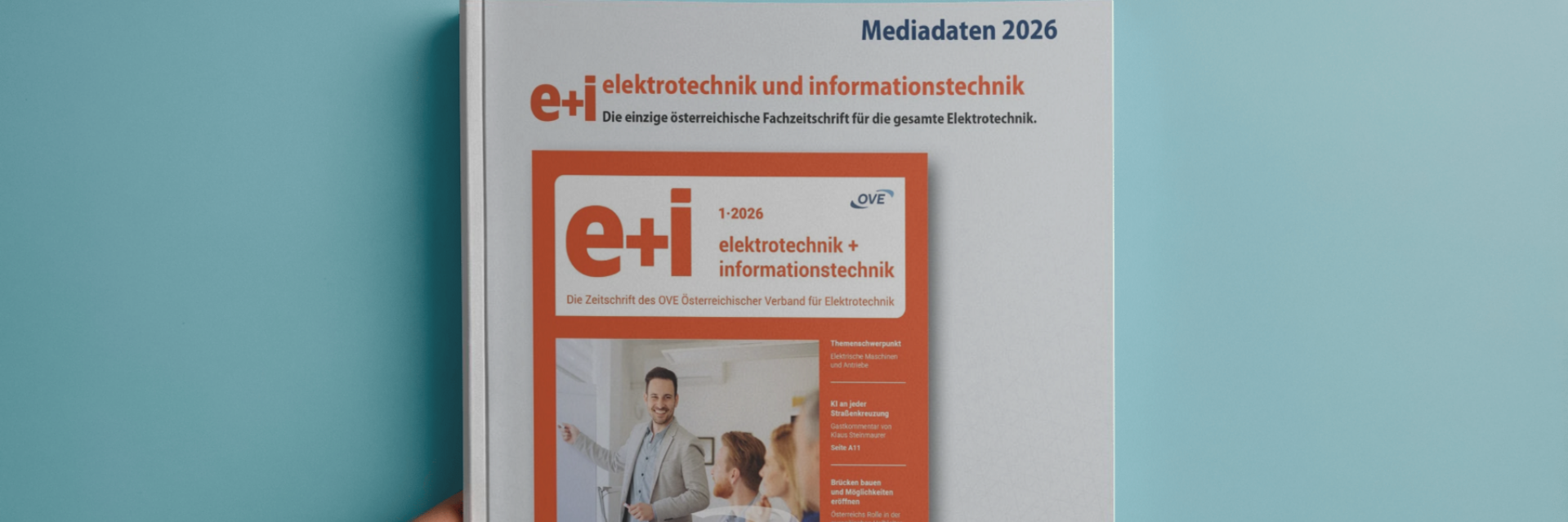 Hand hält eine Broschüre über Elektrotechnik und Informationstechnik.